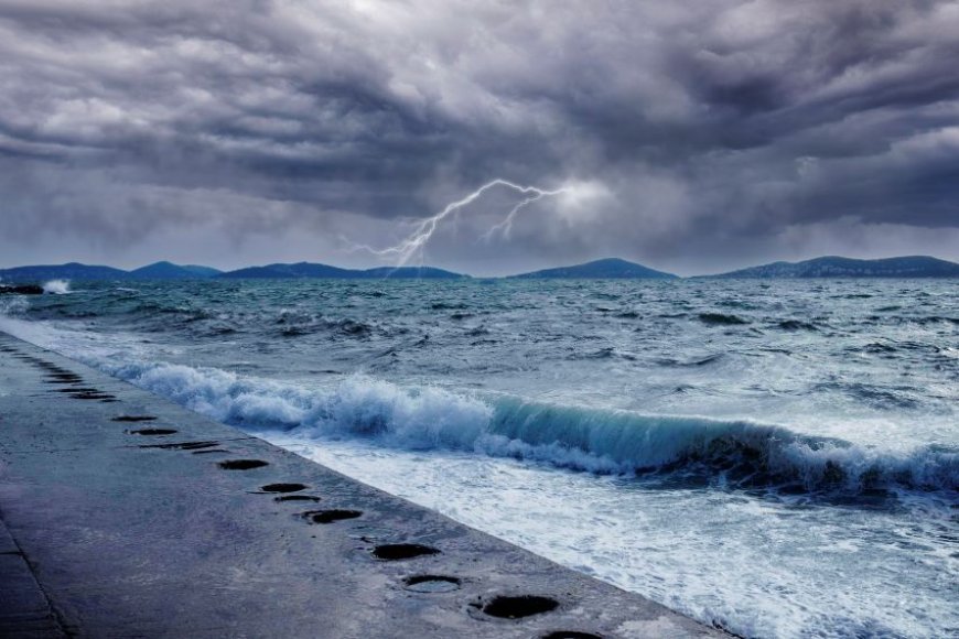 Hurricane Gil Rapidly Gains Strength: Travelers Heading to Hawaii Urged to Exercise Caution