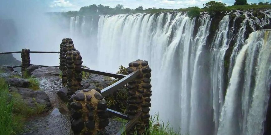 Africa’s Eden 2025: Your Guide to Vic Falls Flights, Hotels